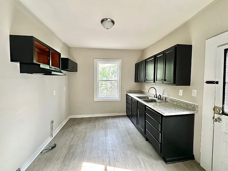 719 Washington Ave SW — Photo 2