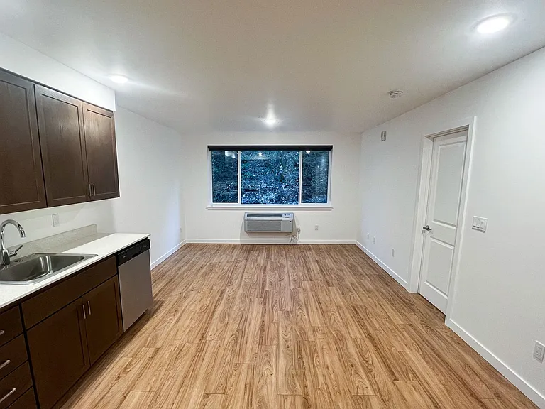 Leeward Apartments — Photo 30