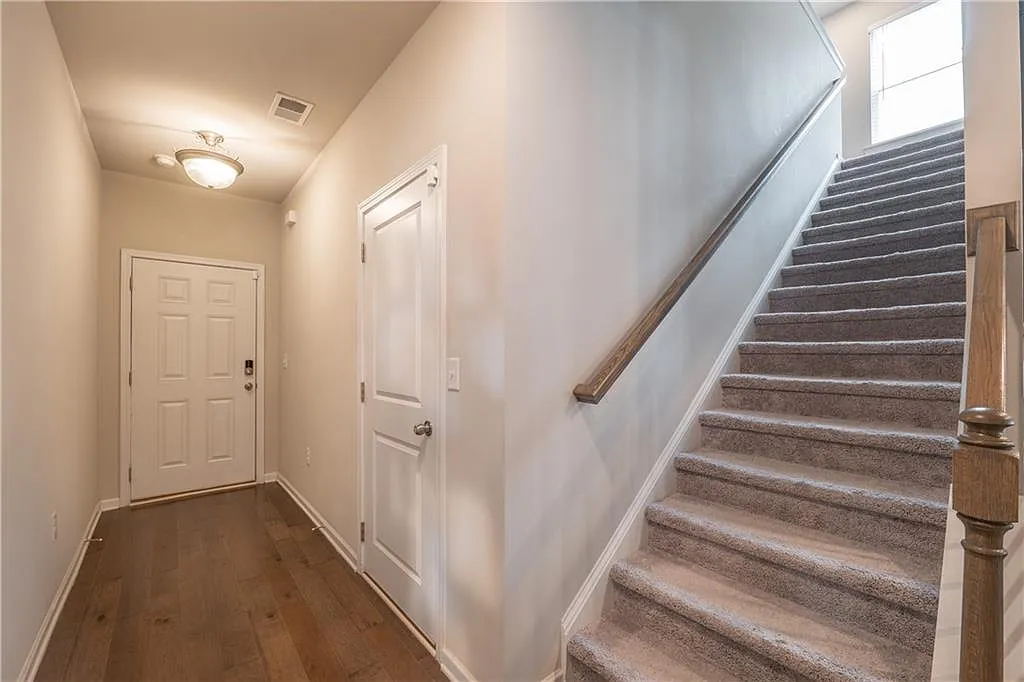 3 bed, 2.5 bath, 2085 sqft, $2,300 — Photo 4