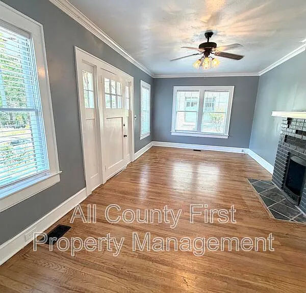 980 Woodland Ave SE — Photo 2