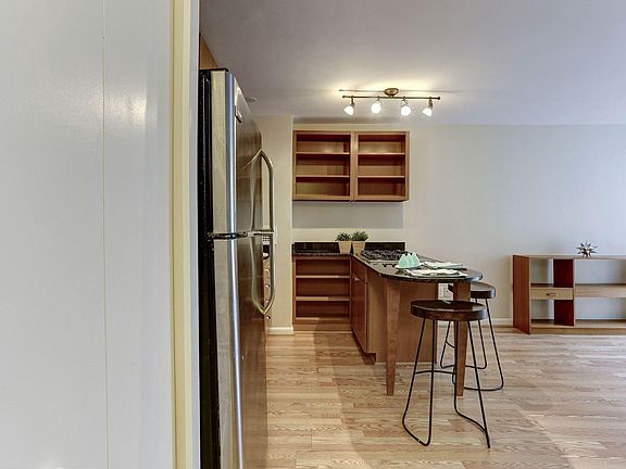 4th image of 950 25th St NW #723