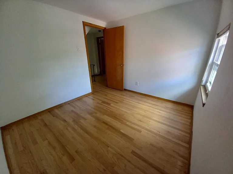 Middle bedroom