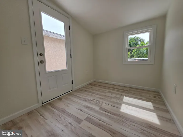 8 N York Rd — Photo 15