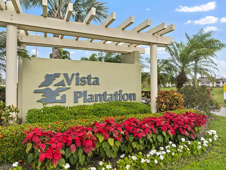 Welcome home to the beautiful 55+ community of Vista Plantation!