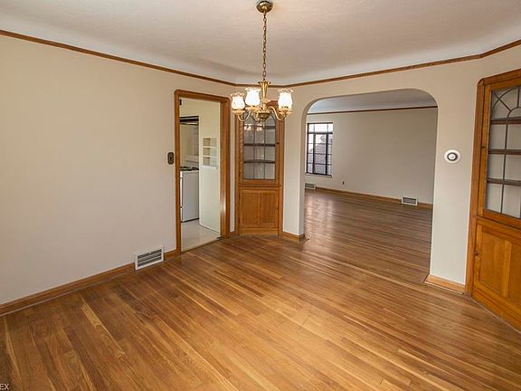 4th image of 4042 W 166th St