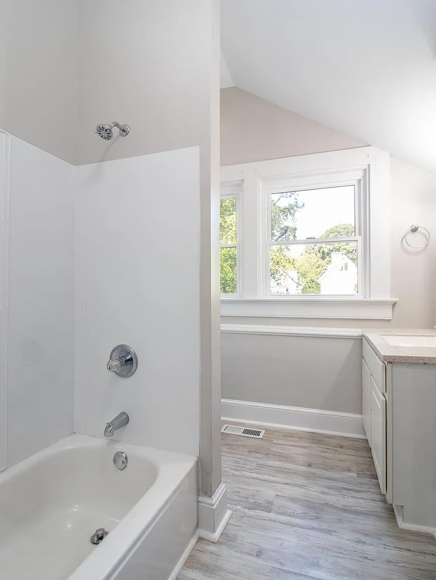 3 bed, 1000 sqft, $1,350 — Photo 2