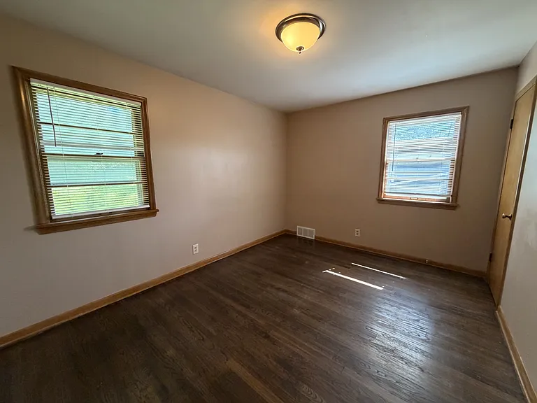 4010 Newport Ave — Photo 5