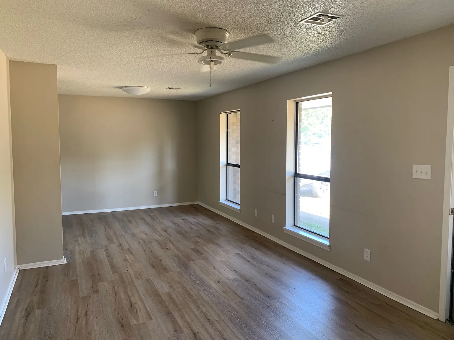 3 bed, 1.0 bath, $1,250 — Photo 3
