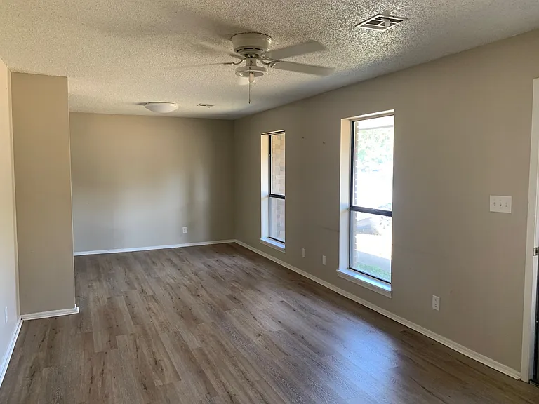 2122 W Austin Ave — Photo 3