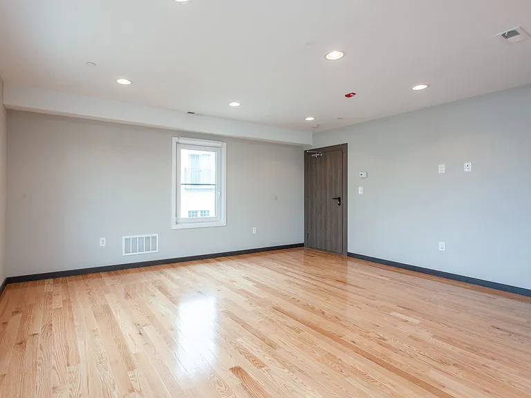 2553 Montrose St #DD — Photo 5