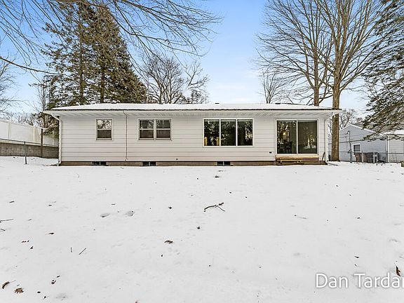 2nd image of 3865 Applewood Ln