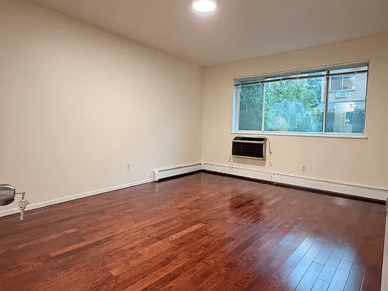 7630 Grand Central Pkwy #2 — Photo 12