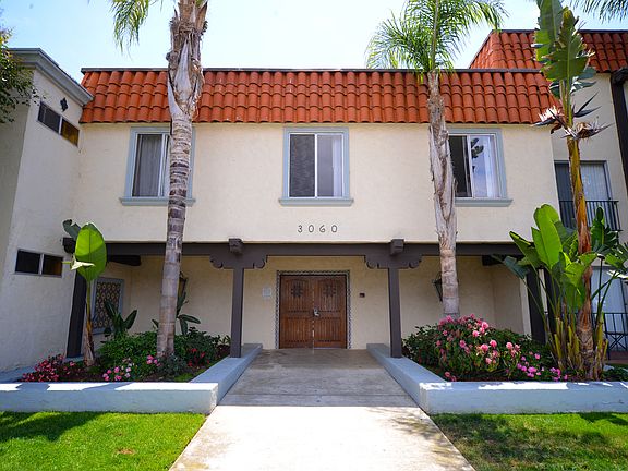 Ocean View Townhomes exterior building front