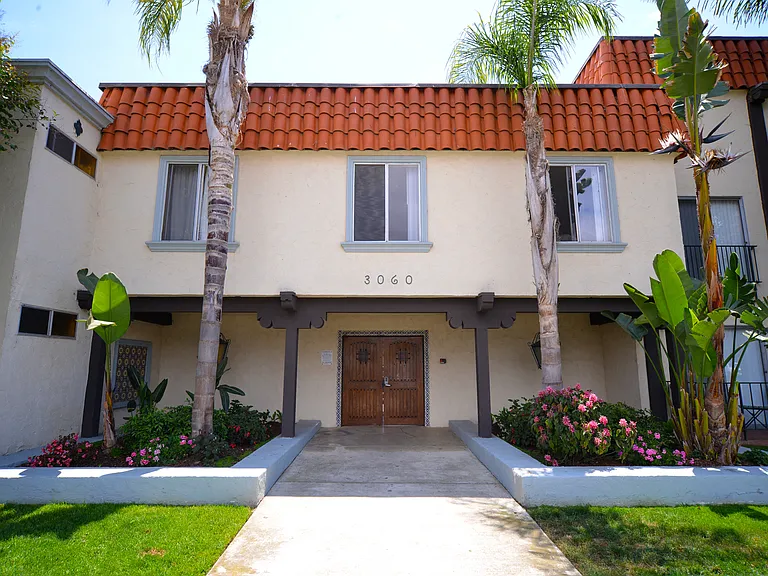 Ocean View Townhomes exterior building front