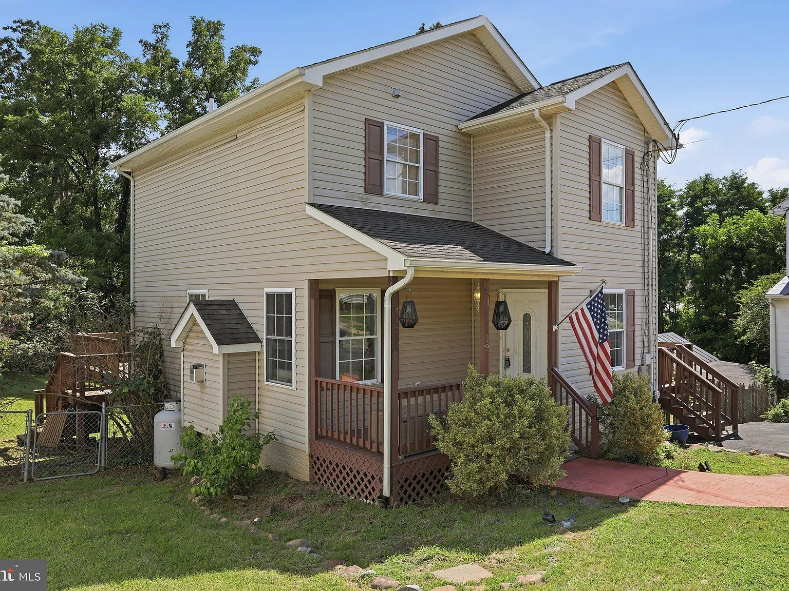 3 bed, 2.5 bath, 1944 sqft, $2,800 — Photo 2