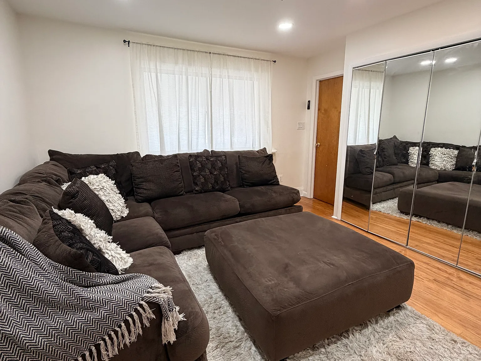 5 bed, $1,400 — Photo 2