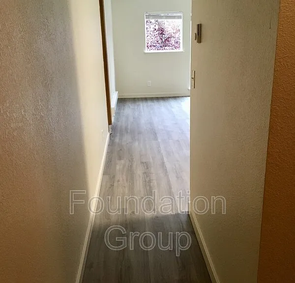 916 N 104th St #B-301 — Photo 2