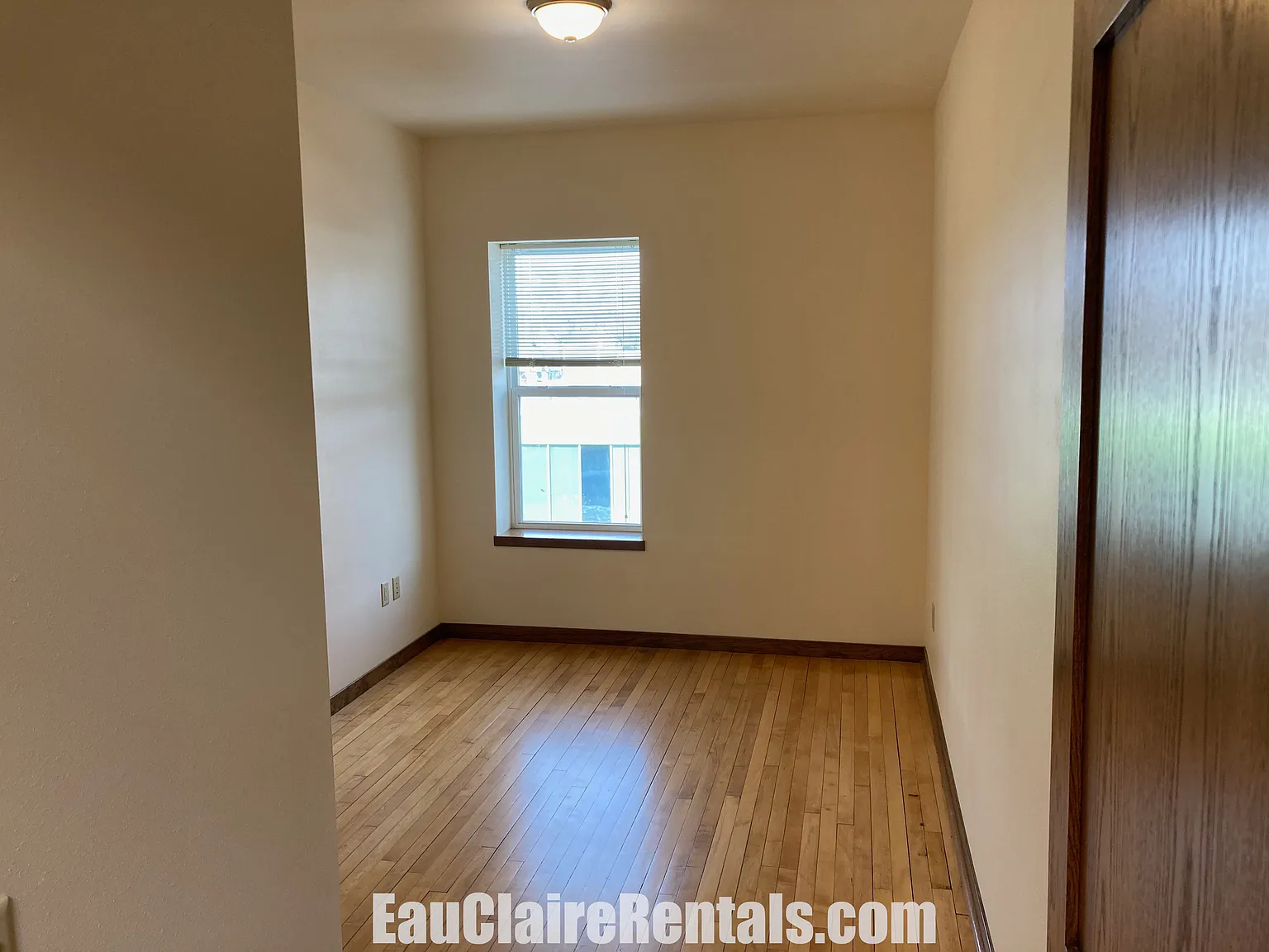 2 bed, 1300 sqft, $1,350 — Photo 2