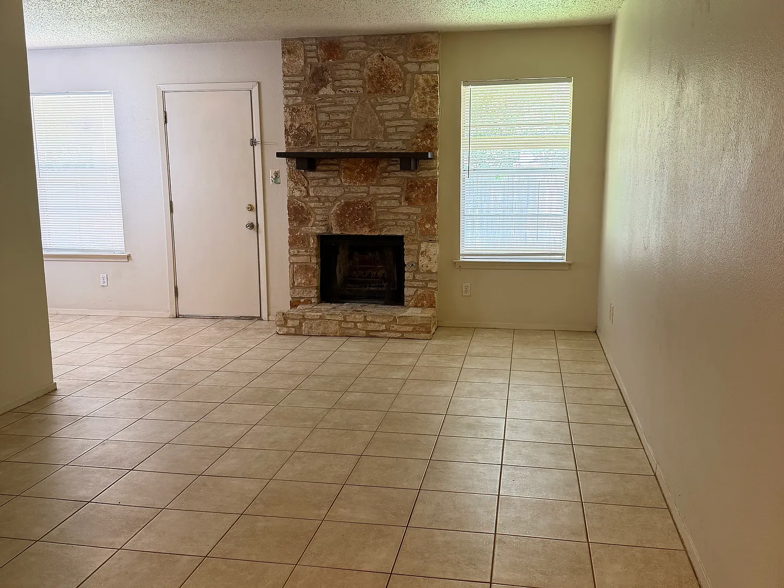 2 bed, 950 sqft, $1,400 — Photo 3