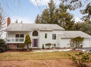 2 Penn Cir, Branford, CT 06405