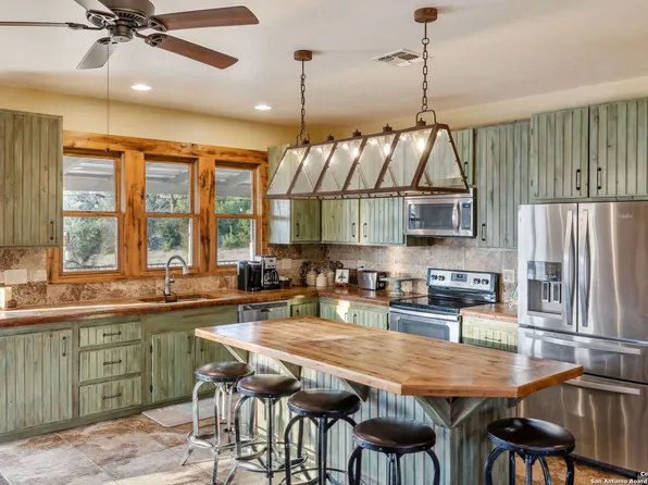 232 N Stoneleigh Road, Center Point, TX 78010