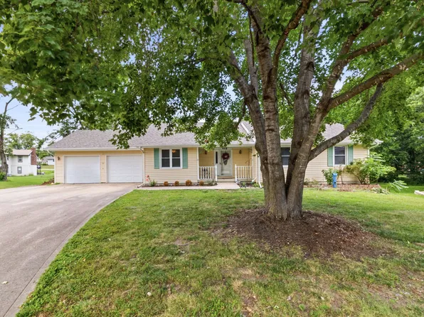 402 E 16th St, Kearney, MO 64060
