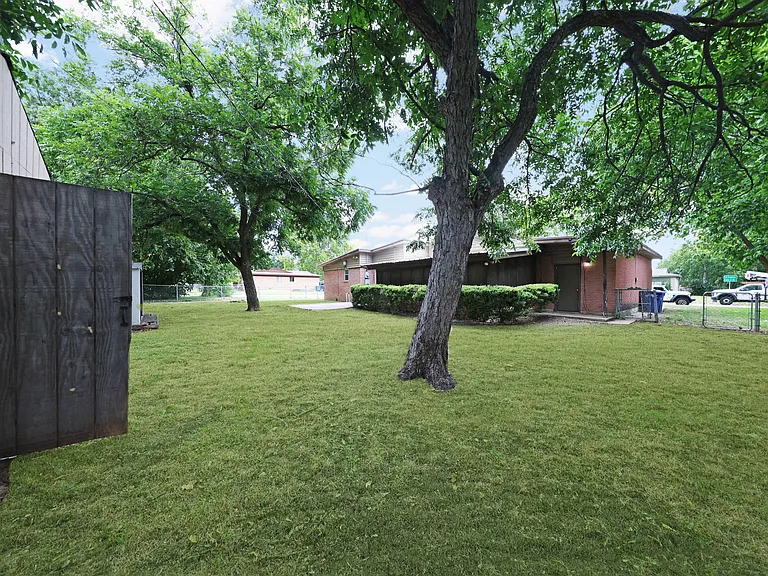 307 Oak St — Photo 24