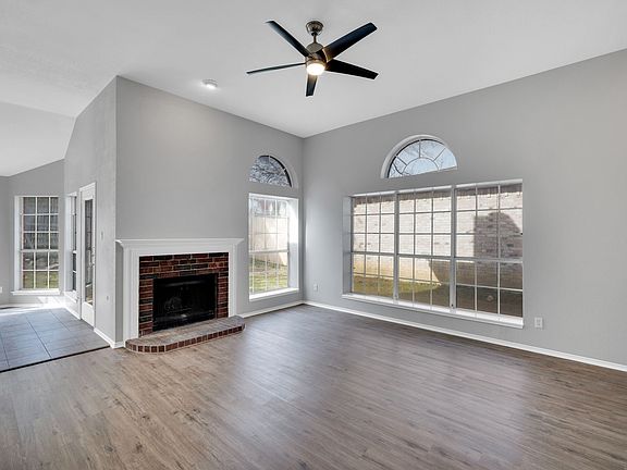 3rd image of 324 Faircrest Dr