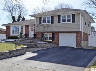 14 Alderfield Ln, Melville, NY 11747