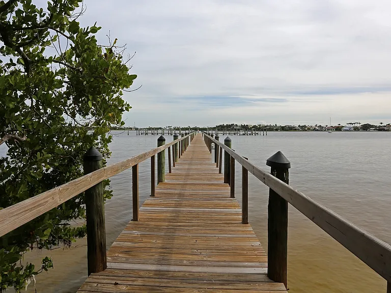 Manatee Bay Apartments — Photo 14