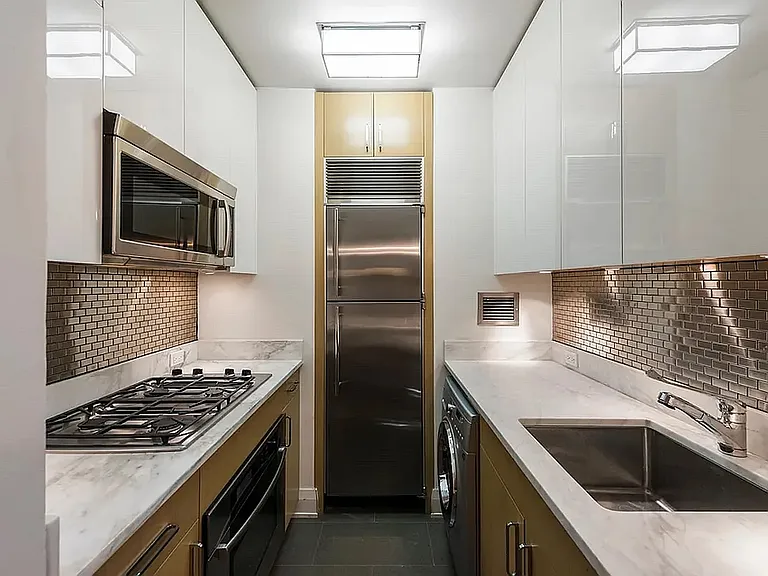 211 E 51st St #10A — Photo 2