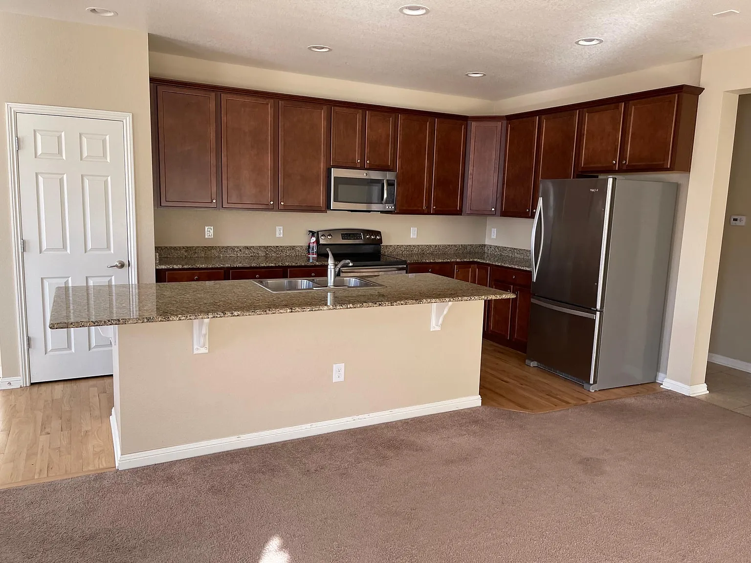2 bed, 2.5 bath, 3134 sqft, $3,200 — Photo 3