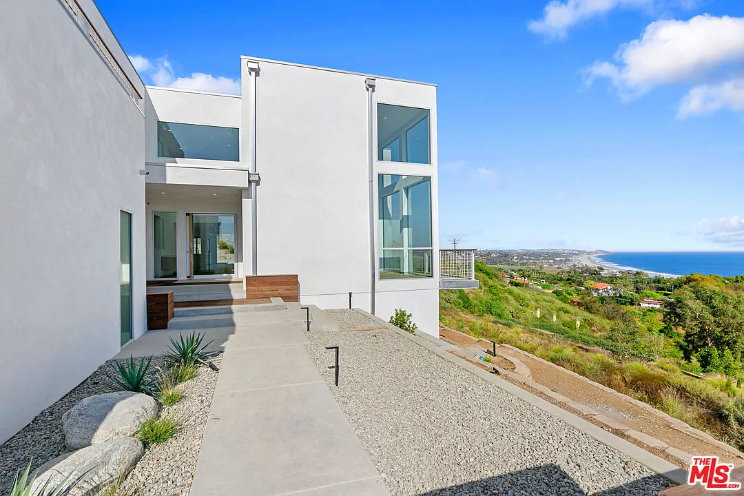 5 bed, 5.5 bath, 5506 sqft, $25,000 — Photo 3