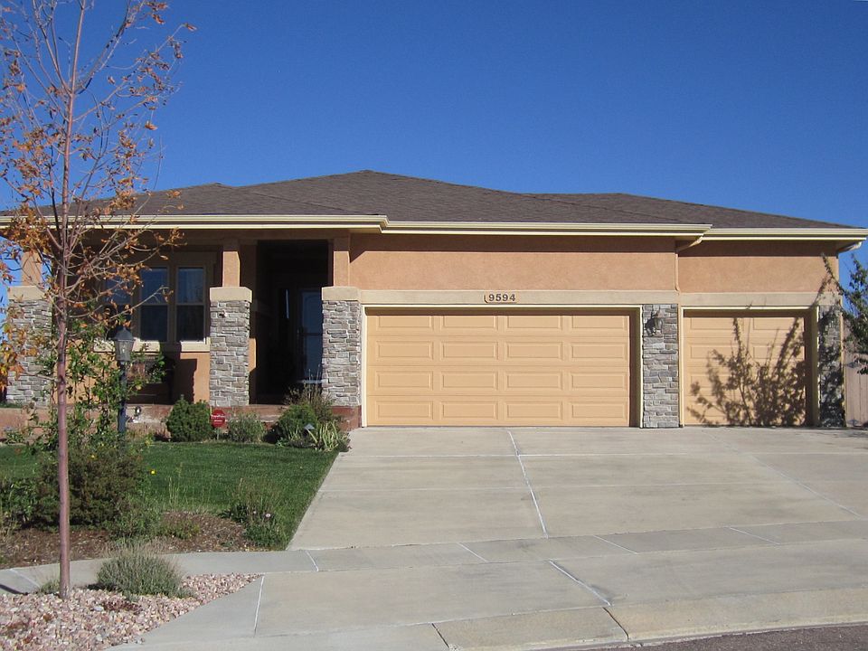 Stucco rancher w/3car