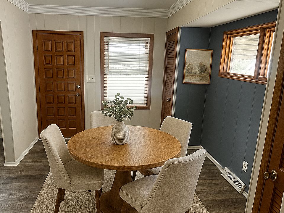 Entry / dining room with new paint throughout to provide a nice clean start. (Living room is to the right and kitchen is behind)