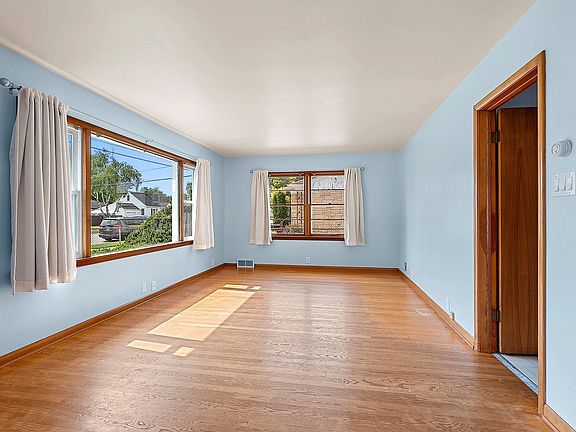 5th image of 994 Roscoe St