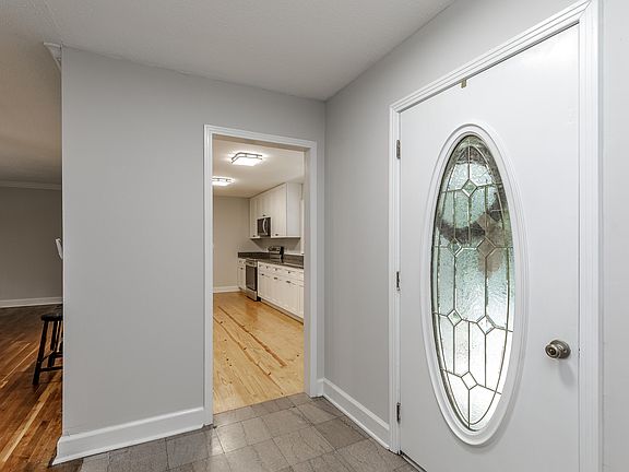 3rd image of 403 Oakland Dr