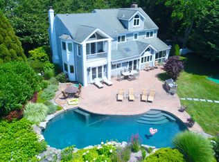 105 S Country Rd, Remsenburg, NY 11960