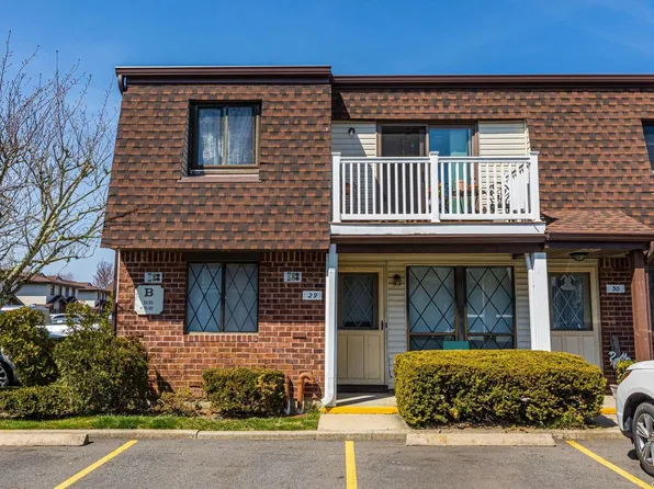 29 Cambridge Drive W #29, Copiague, NY 11726