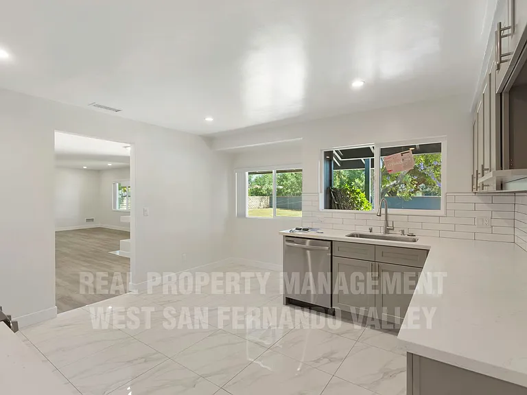 9801 Columbus Ave — Photo 11