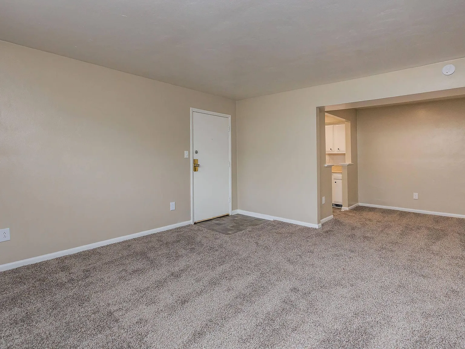 3 bed, 1.0 bath, 881 sqft, $1,200 — Photo 4