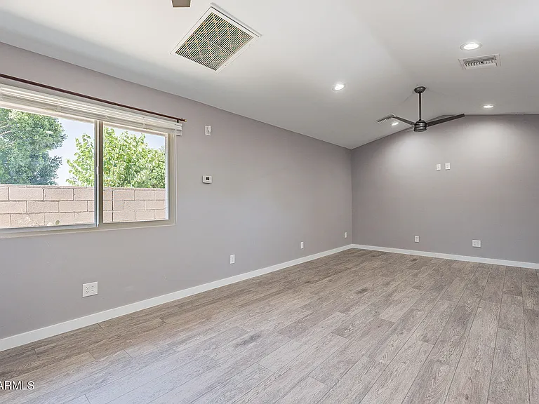 523 N Pasadena #B — Photo 16