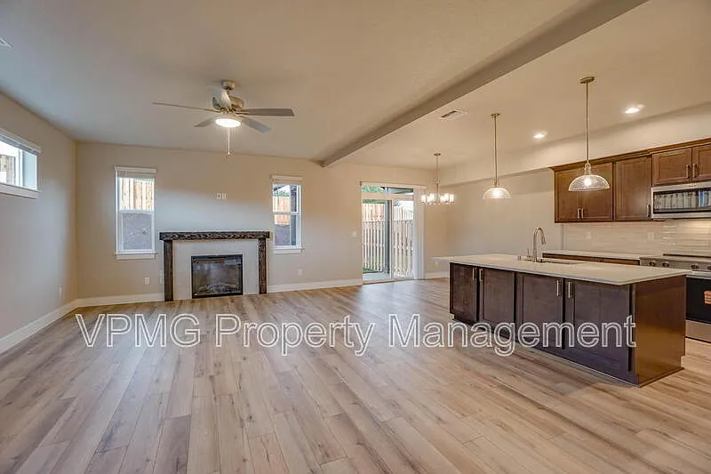 4 bed, 2.5 bath, 1850 sqft, $2,895 — Photo 4