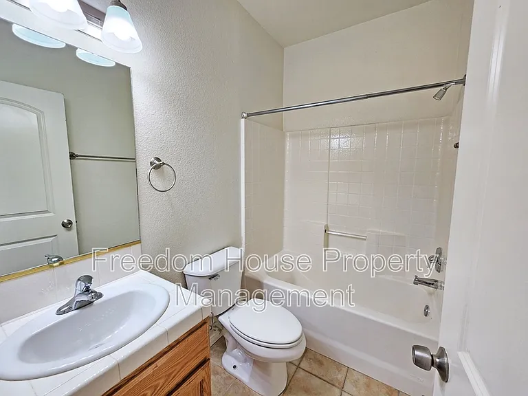 1041 Marne Ct #4 — Photo 28