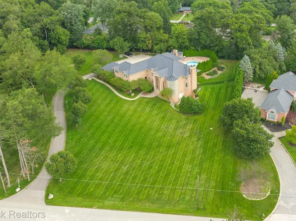 30480 Oakleaf Ln, Franklin, MI 48025