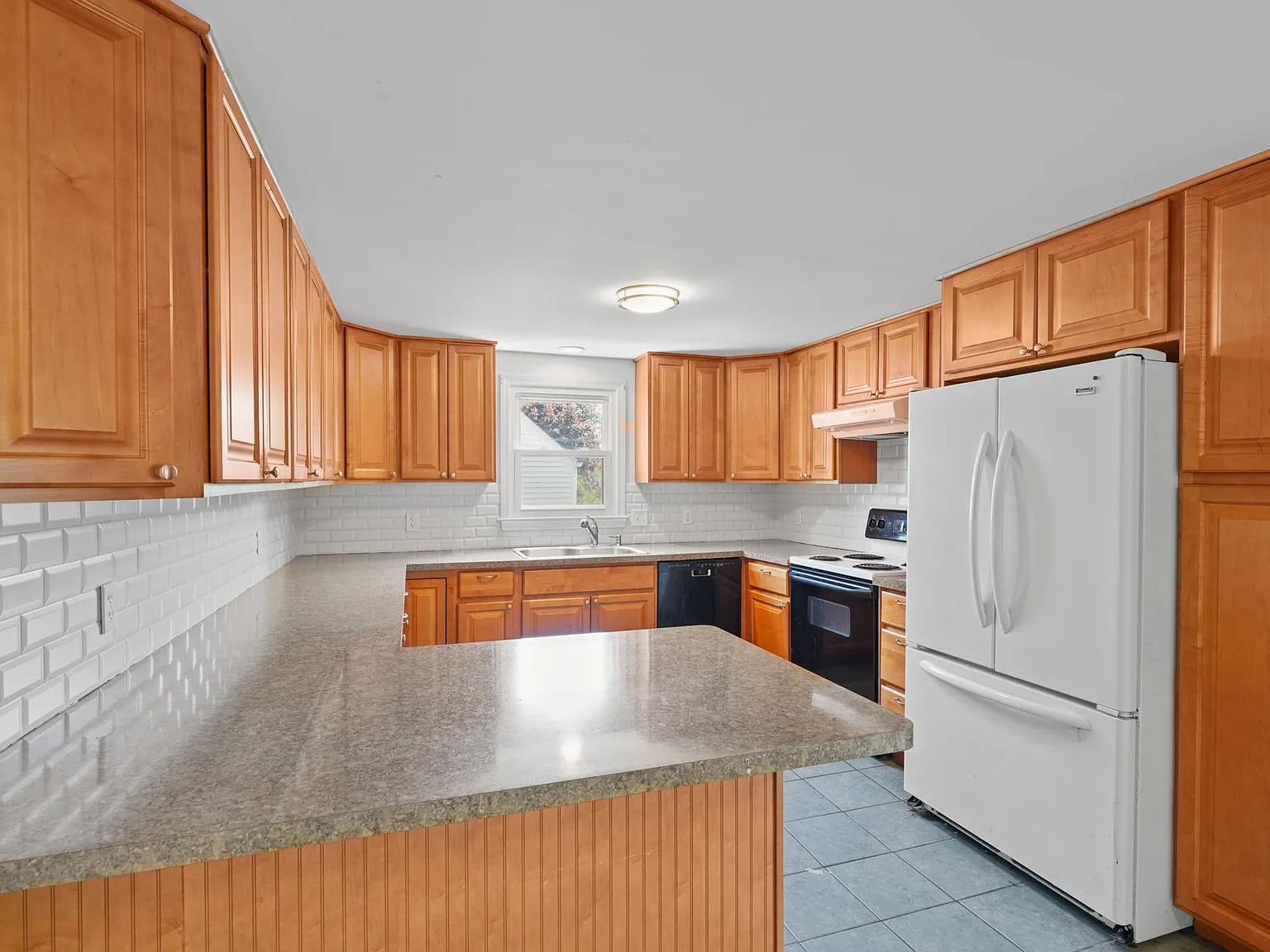 6 bed, 2300 sqft, $5,700 — Photo 3