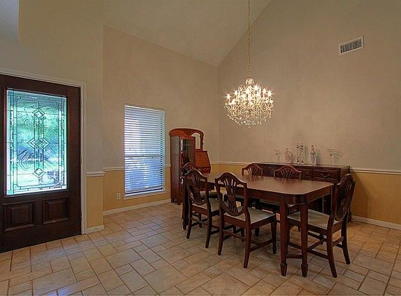 4th image of 15710 Oleta Ln
