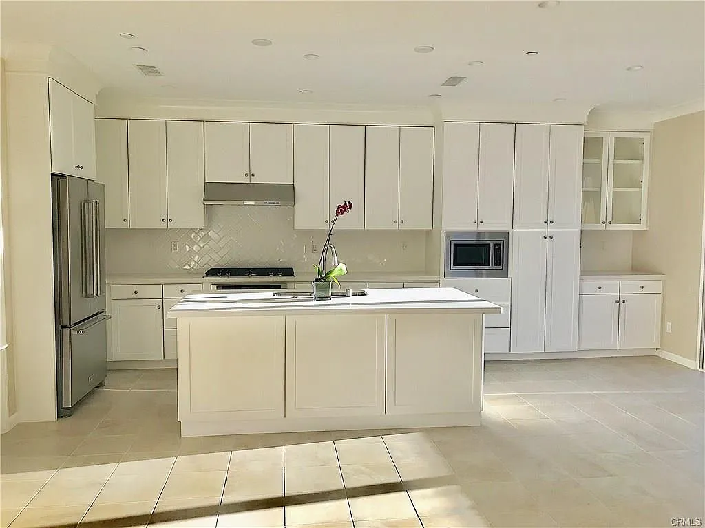 3 bed, 2.5 bath, 1586 sqft, $4,900 — Photo 4