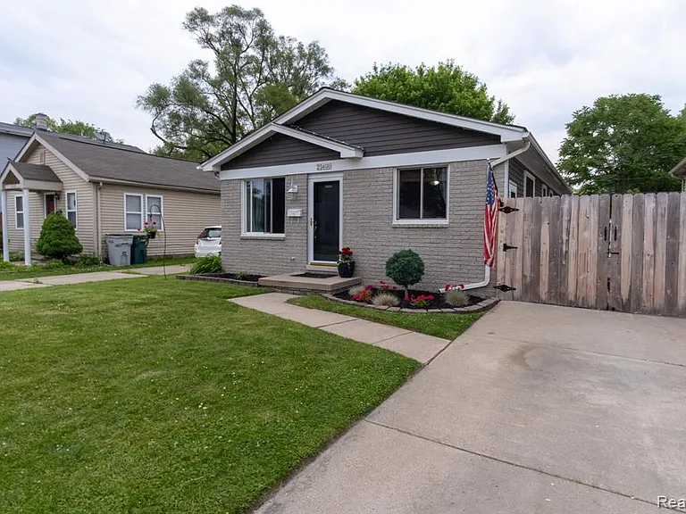 23400 Reynolds Ave — Photo 2