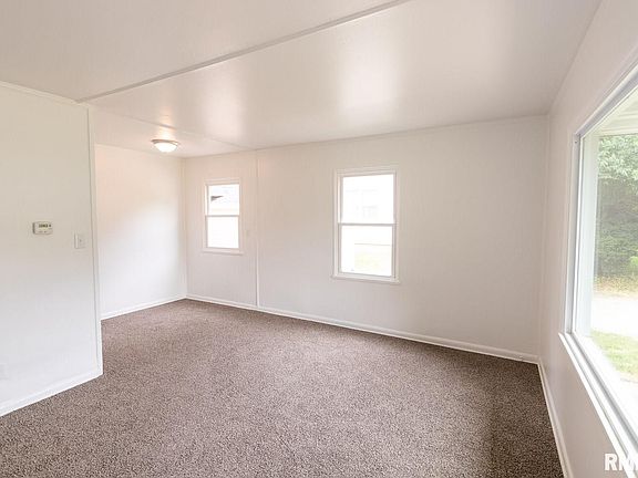 5th image of 1204 W Willow Ln